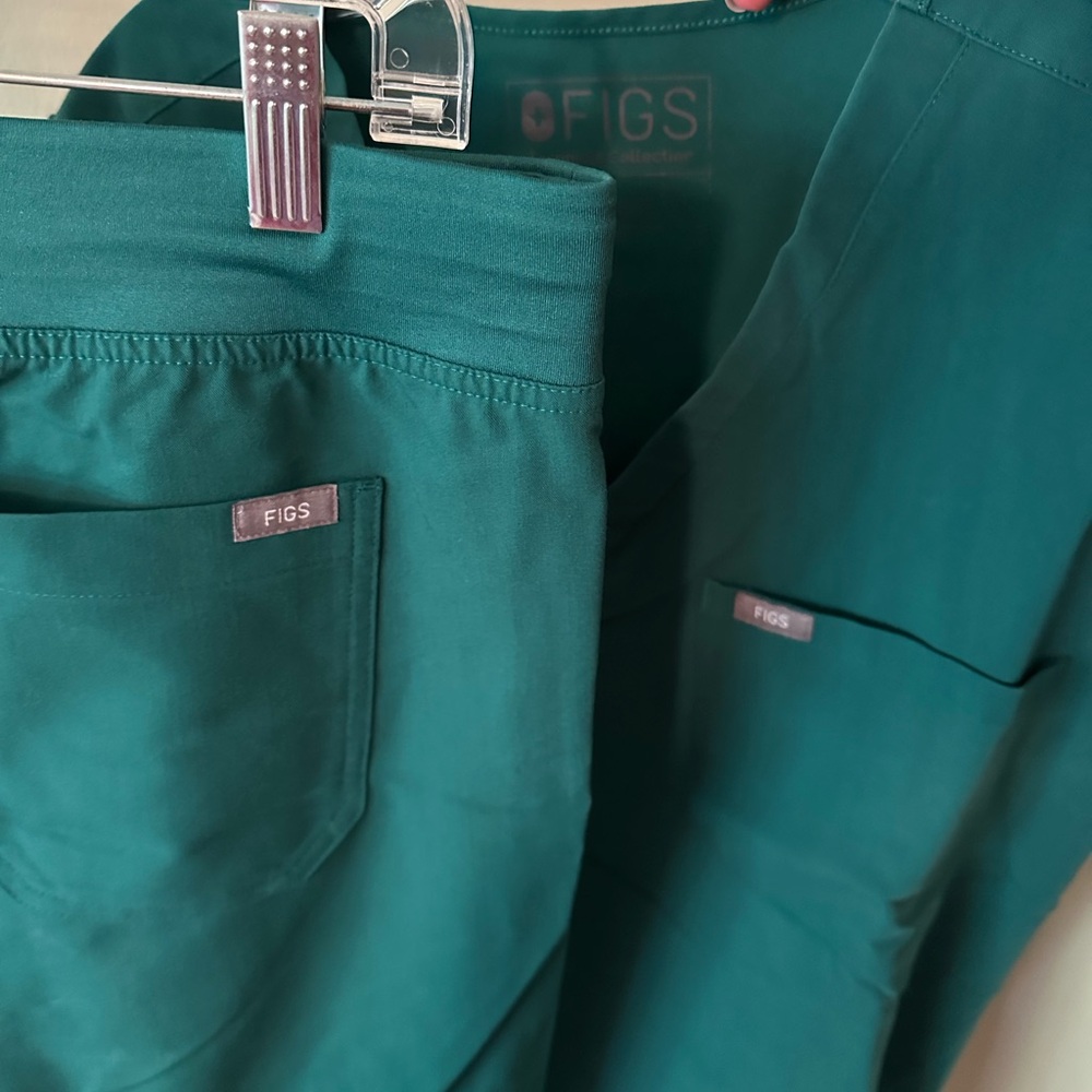 FIGS Scrub Set - Picture 5 of 6